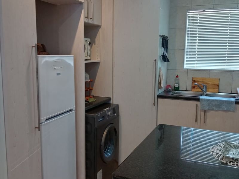 Modern 2-Bedroom Apartment in Secure Complex, prime Location Near Beach - Photo 7