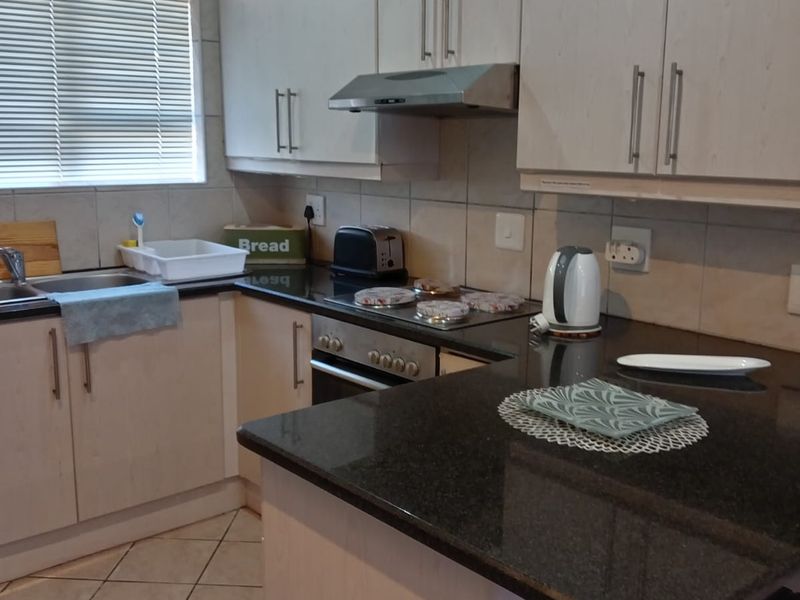Modern 2-Bedroom Apartment in Secure Complex, prime Location Near Beach - Photo 6