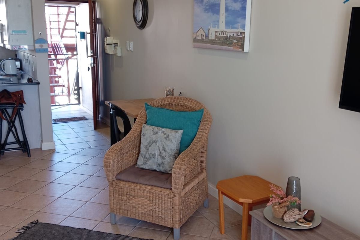 Modern 2-Bedroom Apartment in Secure Complex, prime Location Near Beach - Photo 3