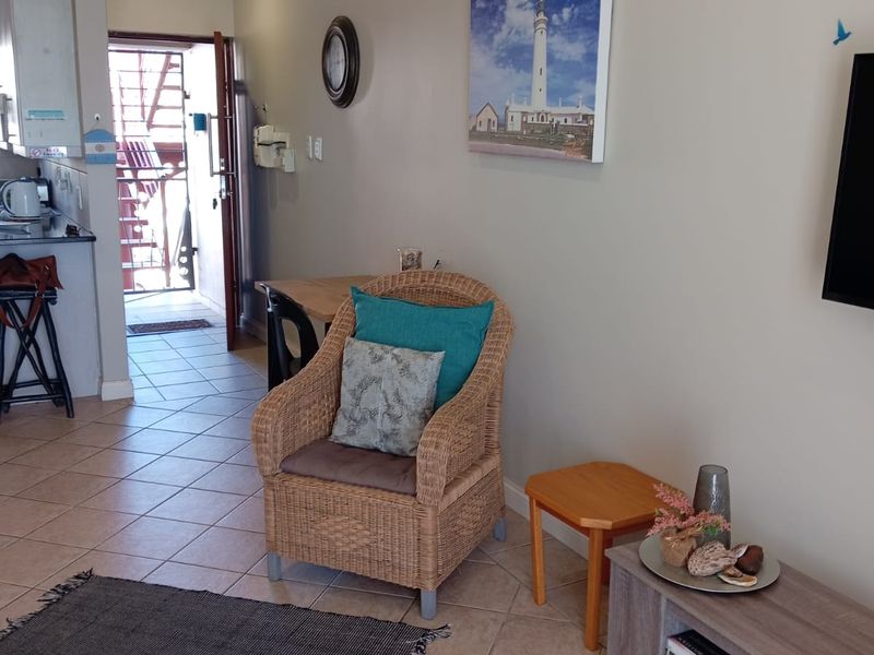 Modern 2-Bedroom Apartment in Secure Complex, prime Location Near Beach - Photo 3