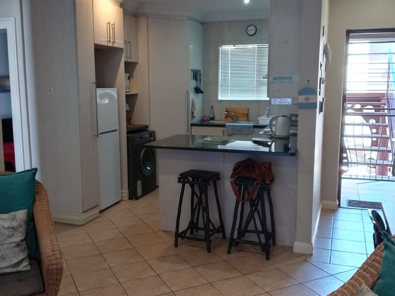 Modern 2-Bedroom Apartment in Secure Complex, prime Location Near Beach - Photo 5