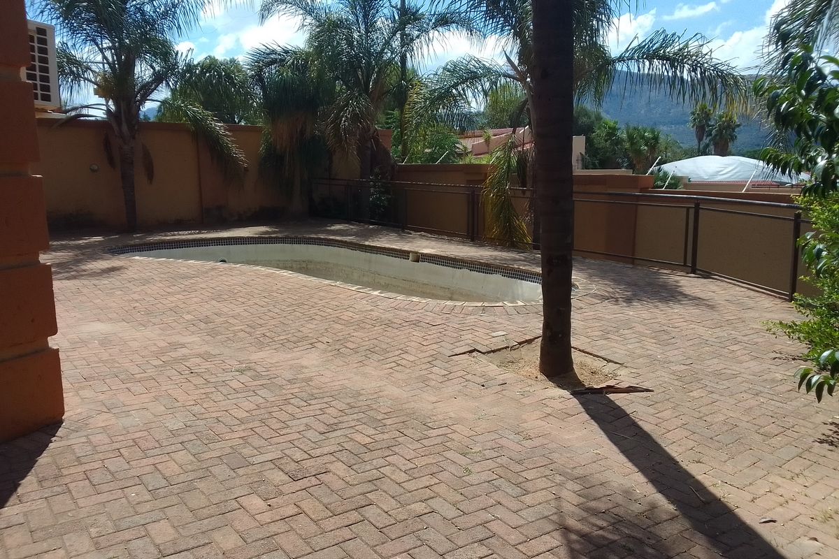 Step into this magnificent location boasting panoramic views over the dam and breath taking mountain - Photo 2