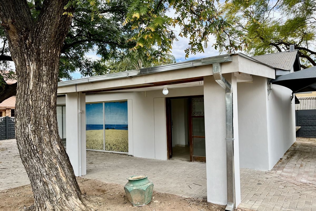 Property for sale in prime spot of Bela Bela / Ideal for offices - Photo 4