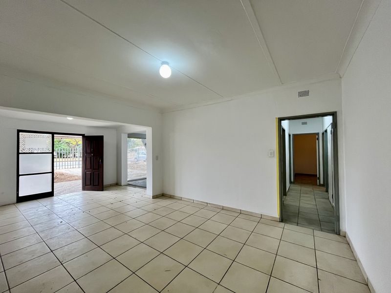 Property for sale in prime spot of Bela Bela / Ideal for offices - Photo 9