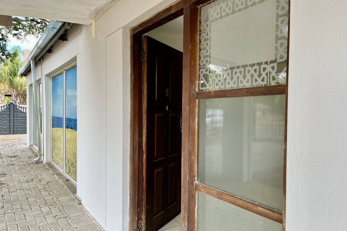 Property for sale in prime spot of Bela Bela / Ideal for offices - Photo 5