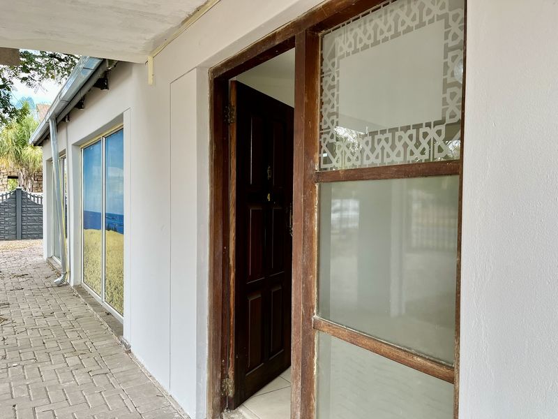 Property for sale in prime spot of Bela Bela / Ideal for offices - Photo 5