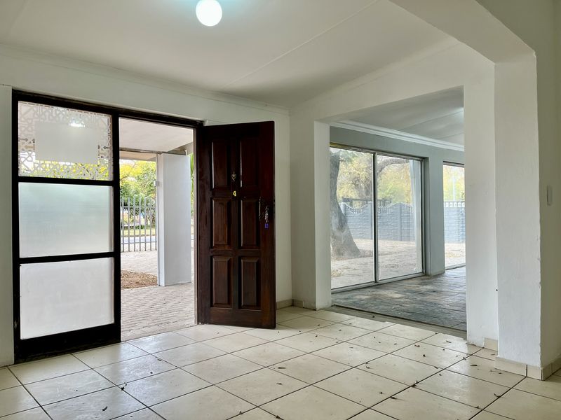 Property for sale in prime spot of Bela Bela / Ideal for offices - Photo 8