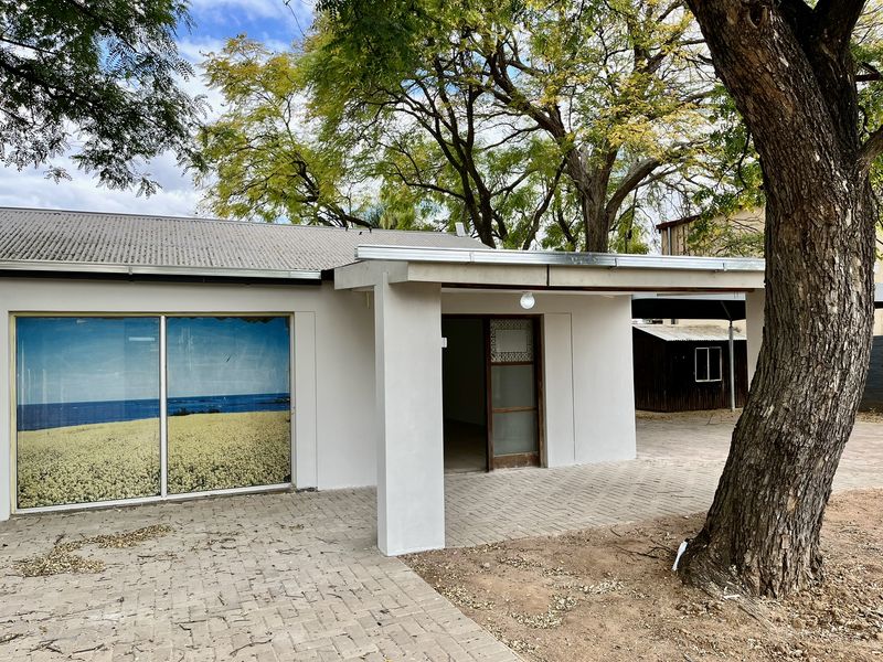 Property for sale in prime spot of Bela Bela / Ideal for offices - Photo 3