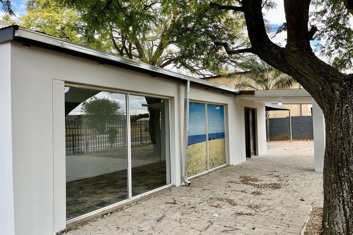 Property for sale in prime spot of Bela Bela / Ideal for offices - Photo 2