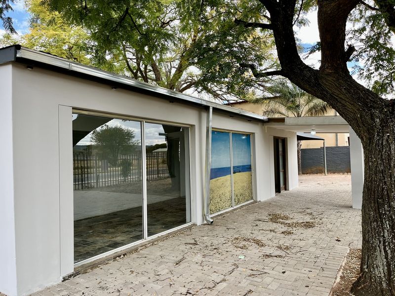 Property for sale in prime spot of Bela Bela / Ideal for offices - Photo 2