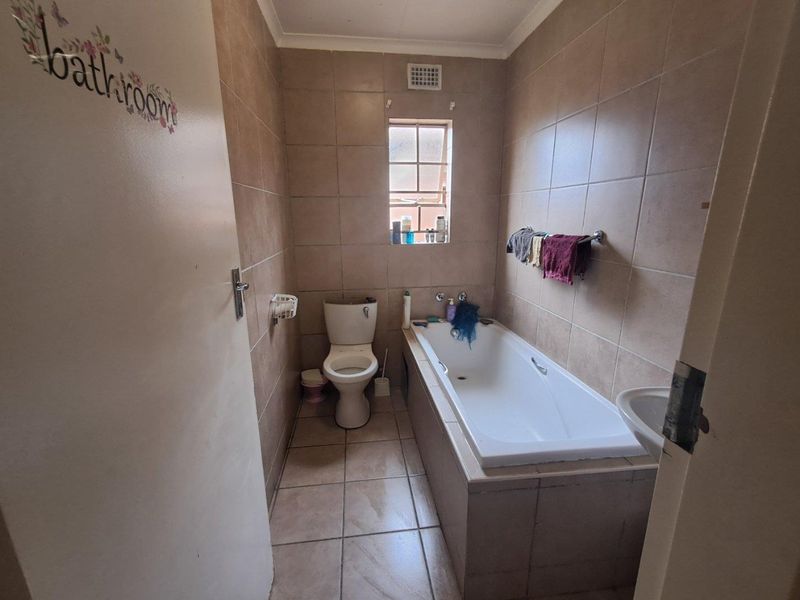 Three bedroom for sale in thatch hill - Photo 10