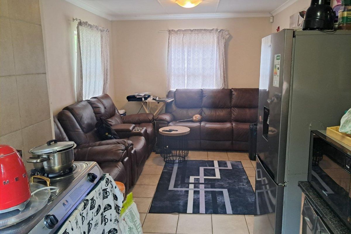 Three bedroom for sale in thatch hill - Photo 5