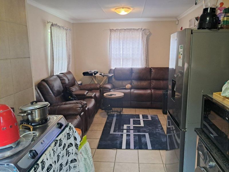 Three bedroom for sale in thatch hill - Photo 5