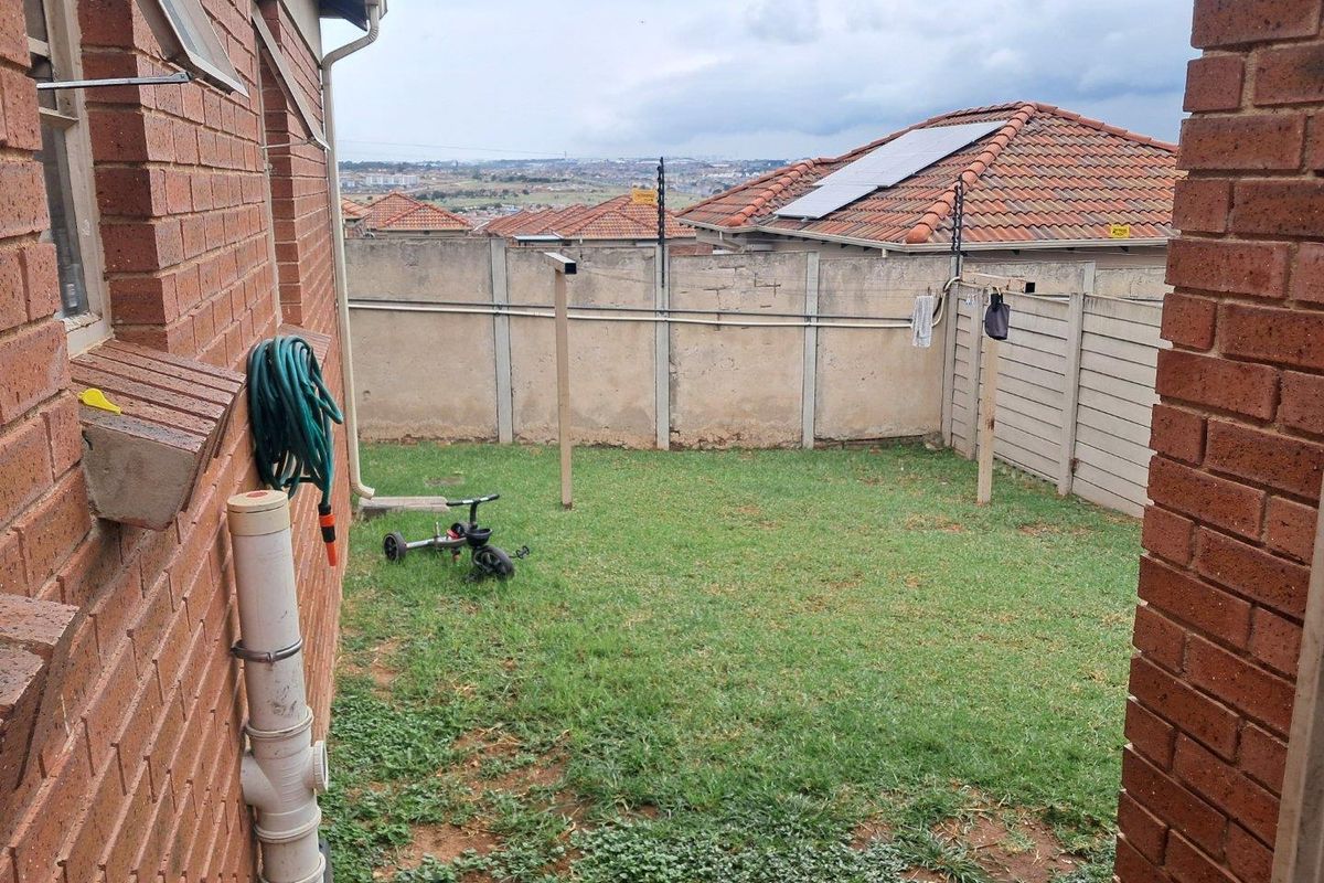 Three bedroom for sale in thatch hill - Photo 2