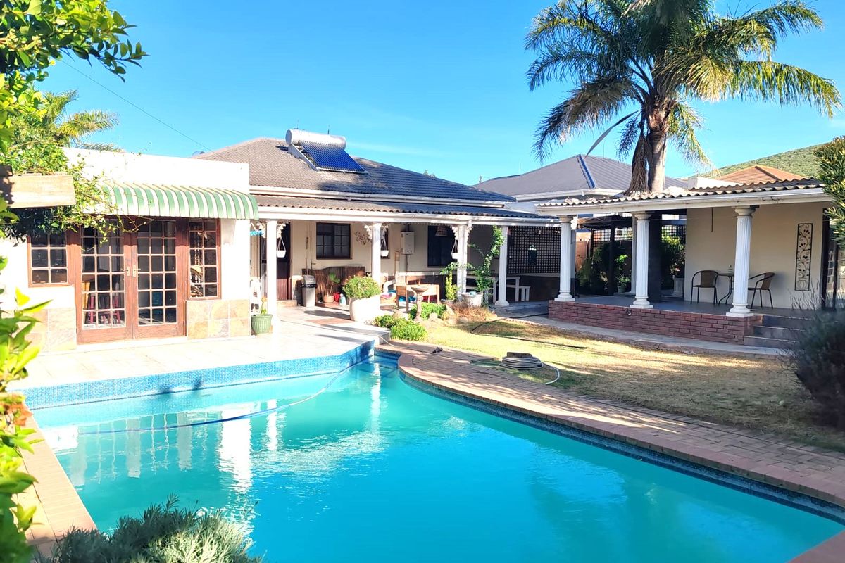 5 Bedroom House in Bothasrus - Photo 2
