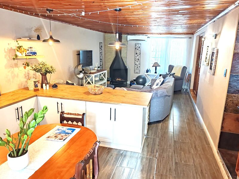 5 Bedroom House in Bothasrus - Photo 9