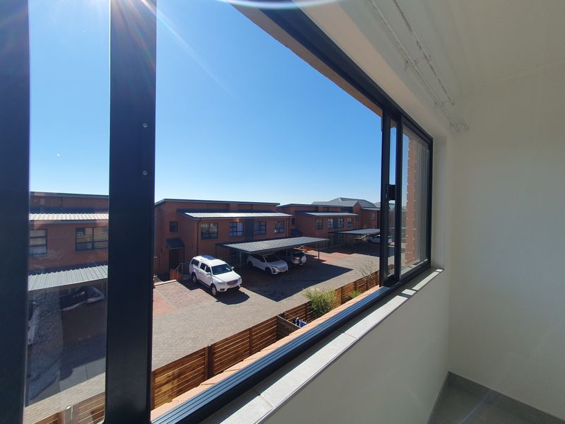 Spacious lockup and go 3-bedroom apartment with enclosed balcony - Photo 2