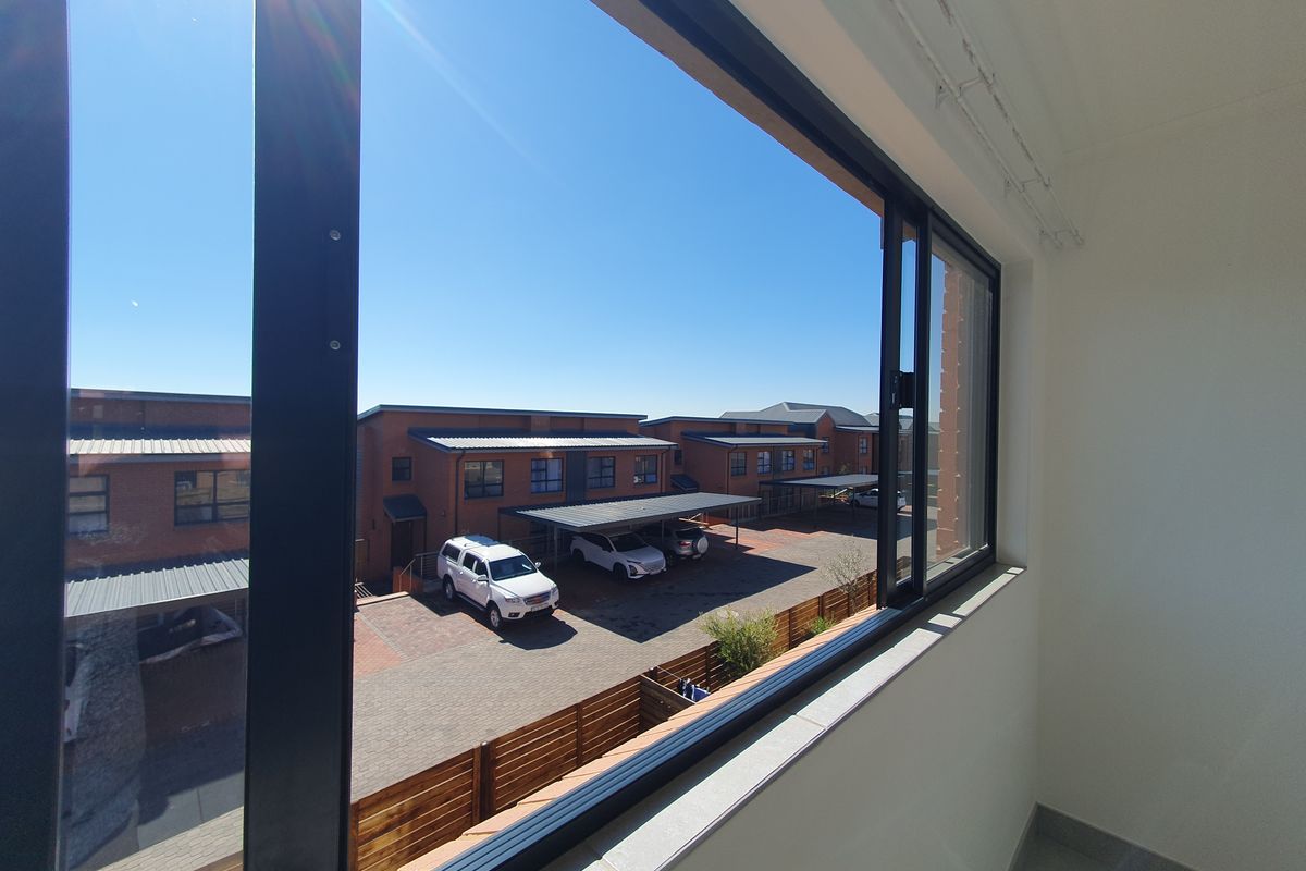 Spacious lockup and go 3-bedroom apartment with enclosed balcony - Photo 2