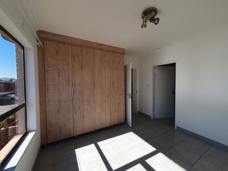 Spacious lockup and go 3-bedroom apartment with enclosed balcony - Photo 5