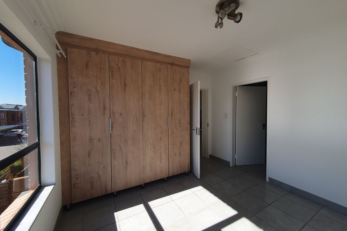 Spacious lockup and go 3-bedroom apartment with enclosed balcony - Photo 5