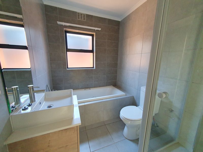 Spacious lockup and go 3-bedroom apartment with enclosed balcony - Photo 8