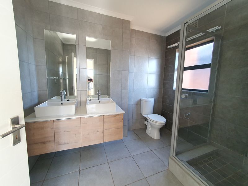 Spacious lockup and go 3-bedroom apartment with enclosed balcony - Photo 6