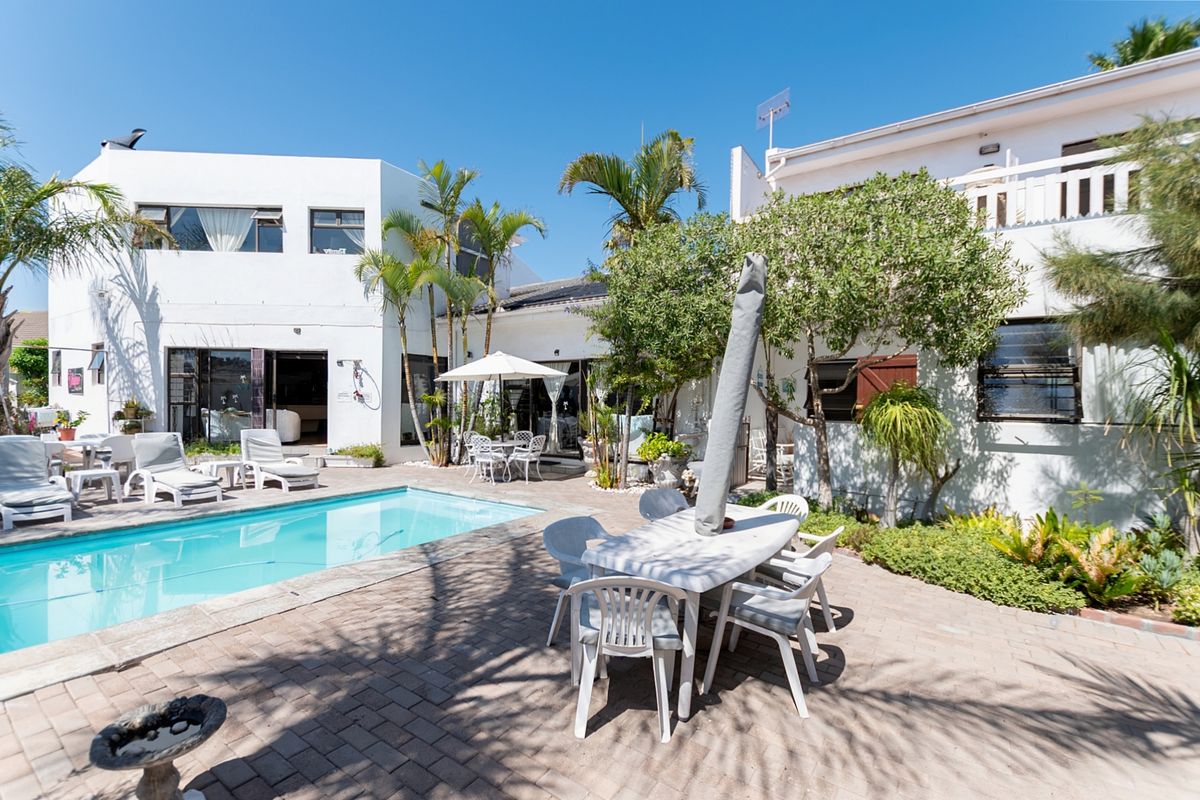 Established 8-bedroom guesthouse with flat, salon and sea views in Country Club - Photo 3