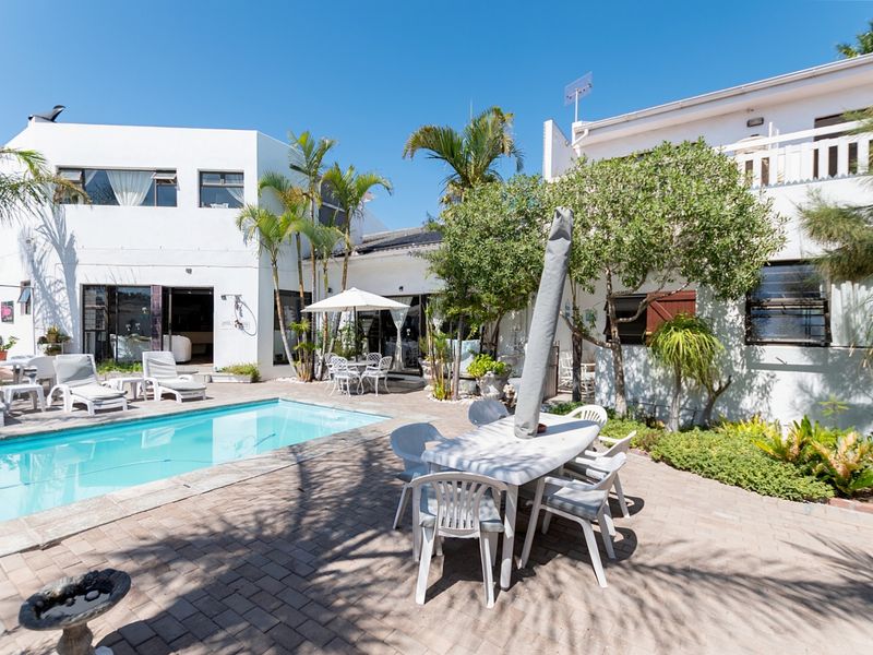 Established 8-bedroom guesthouse with flat, salon and sea views in Country Club - Photo 3