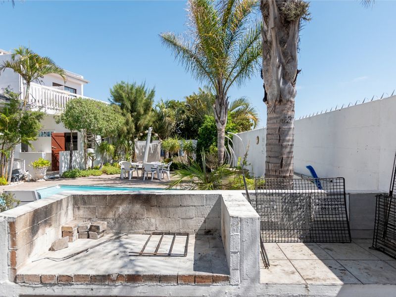 Established 8-bedroom guesthouse with flat, salon and sea views in Country Club - Photo 9