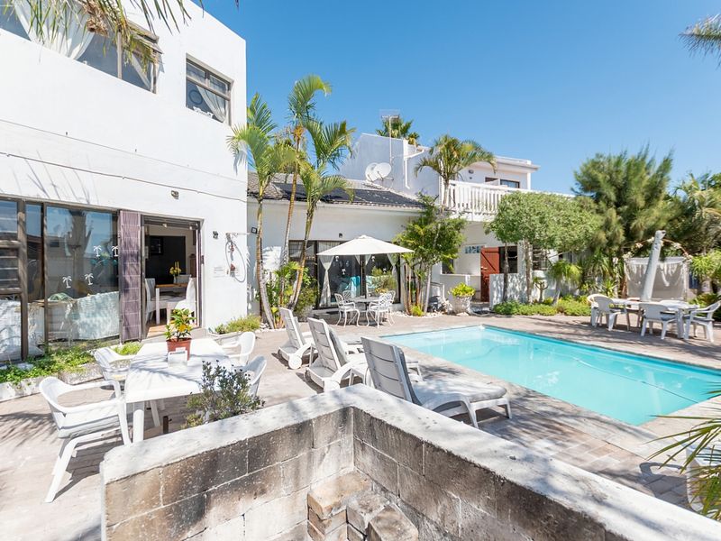 Established 8-bedroom guesthouse with flat, salon and sea views in Country Club - Photo 8