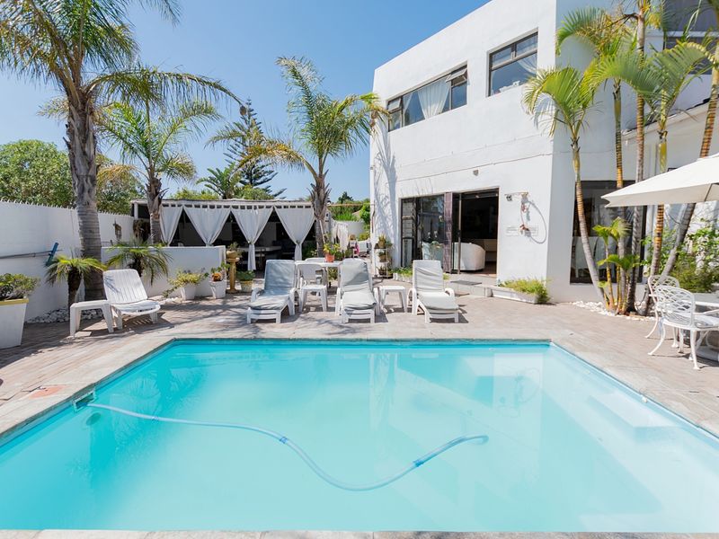 Established 8-bedroom guesthouse with flat, salon and sea views in Country Club - Photo 7