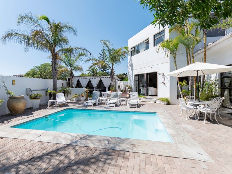 Established 8-bedroom guesthouse with flat, salon and sea views in Country Club - Photo 6