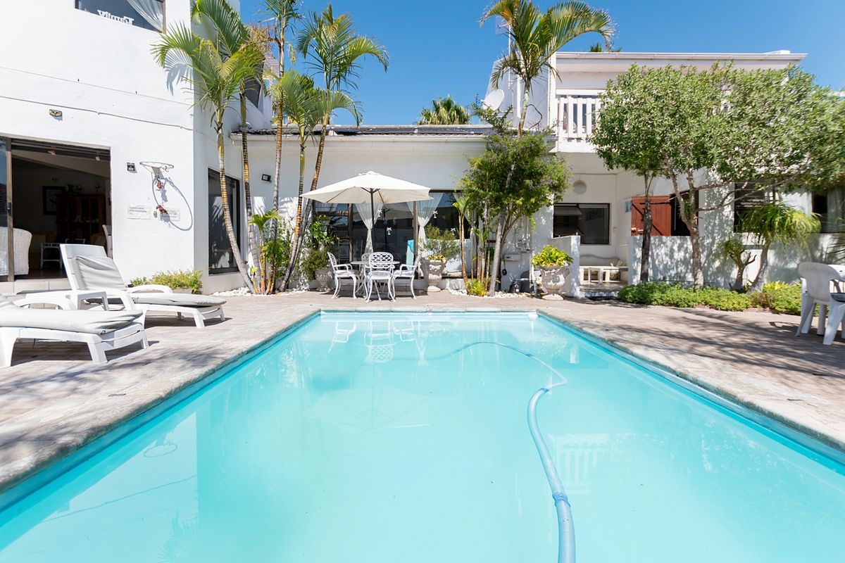 Established 8-bedroom guesthouse with flat, salon and sea views in Country Club - Photo 5