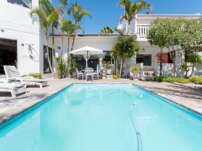 Established 8-bedroom guesthouse with flat, salon and sea views in Country Club - Photo 5