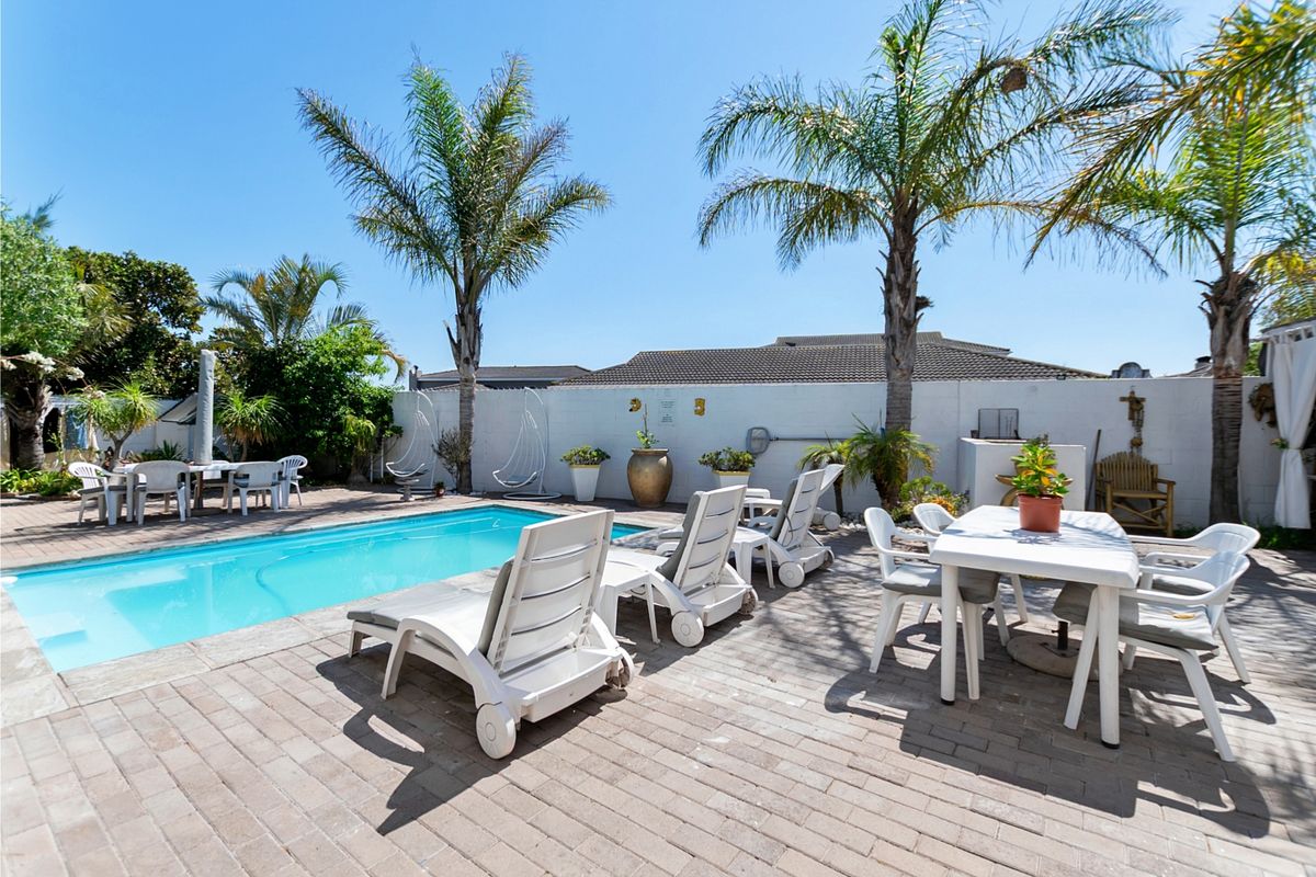 Established 8-bedroom guesthouse with flat, salon and sea views in Country Club - Photo 4