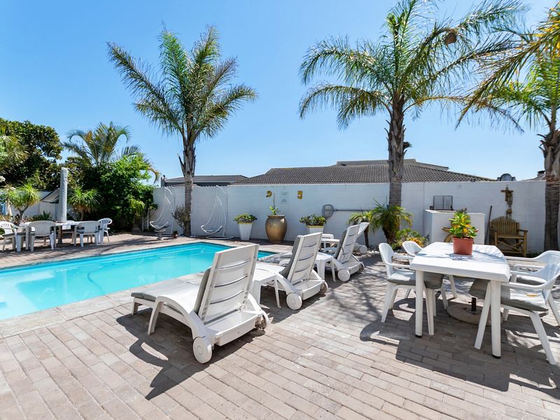 Established 8-bedroom guesthouse with flat, salon and sea views in Country Club - Photo 4