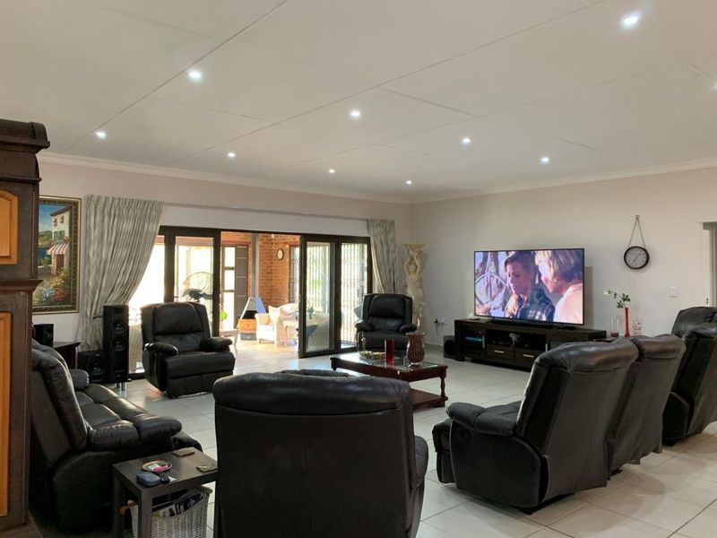 Masterpiece in the Bushveld. Newly Built Home for Sale in Kranspoort Vakansiedorp - Photo 6