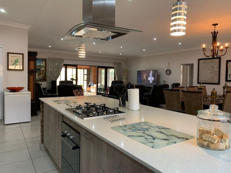 Masterpiece in the Bushveld. Newly Built Home for Sale in Kranspoort Vakansiedorp - Photo 3