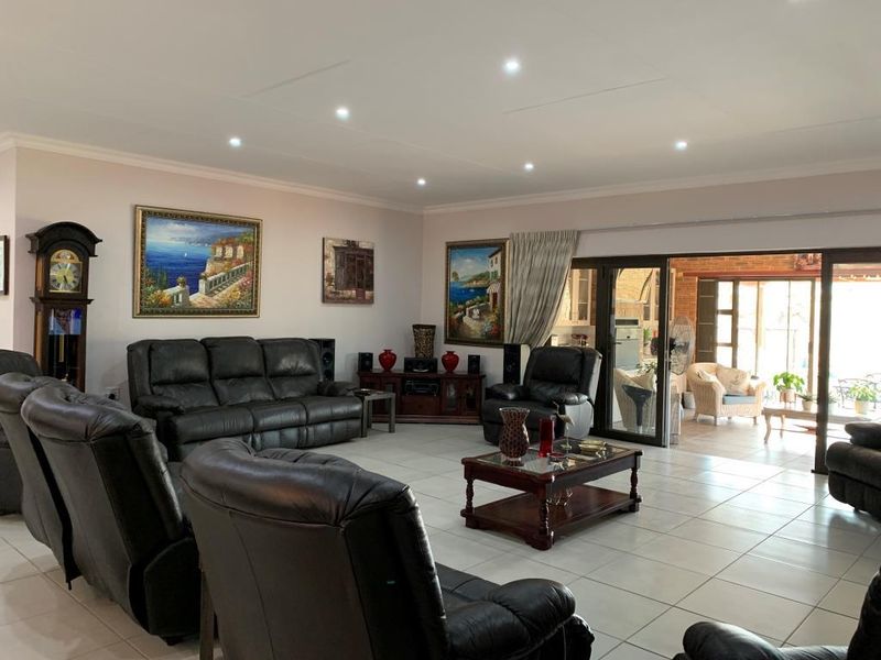 Masterpiece in the Bushveld. Newly Built Home for Sale in Kranspoort Vakansiedorp - Photo 5