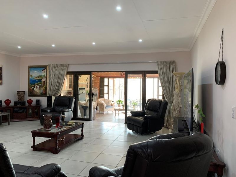 Masterpiece in the Bushveld. Newly Built Home for Sale in Kranspoort Vakansiedorp - Photo 7