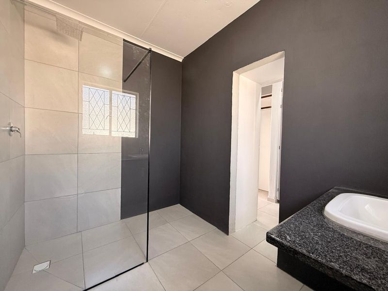 3 Bedroom Home with Flatlet at School - Photo 2