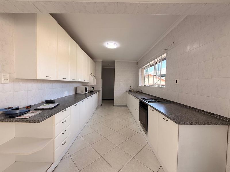 3 Bedroom Home with Flatlet at School - Photo 7