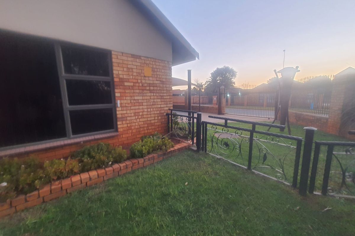 The Property That Has It All  House, Flat, Workshop Area, Business Rights. - Photo 2