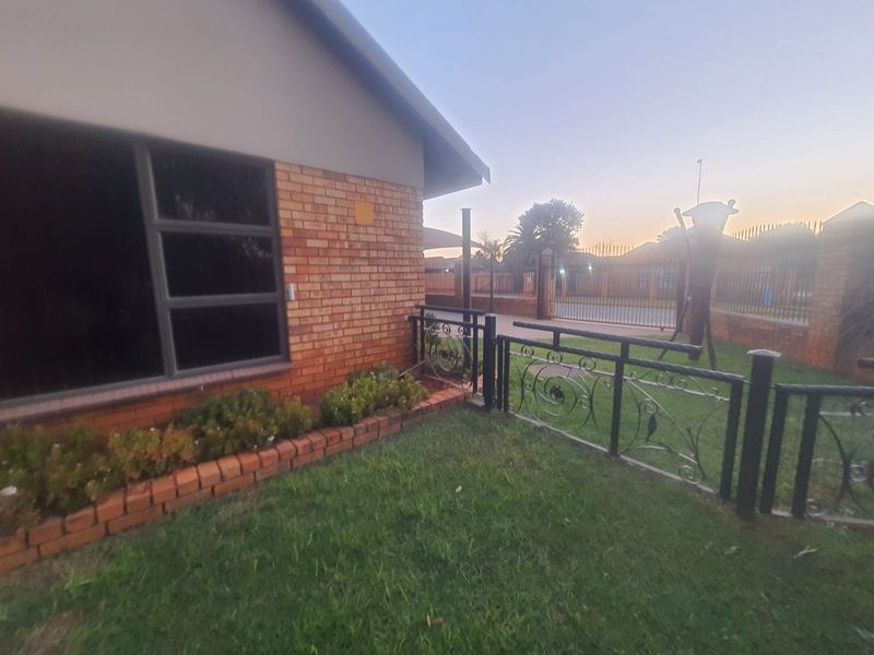 The Property That Has It All  House, Flat, Workshop Area, Business Rights. - Photo 2