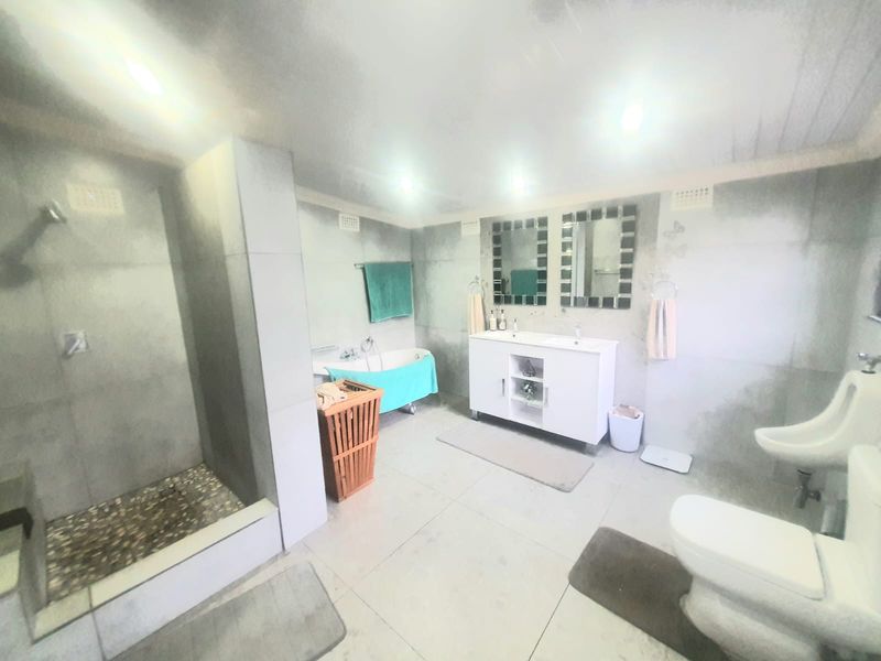 The Property That Has It All  House, Flat, Workshop Area, Business Rights. - Photo 10