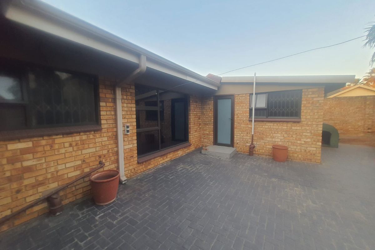 The Property That Has It All  House, Flat, Workshop Area, Business Rights. - Photo 3