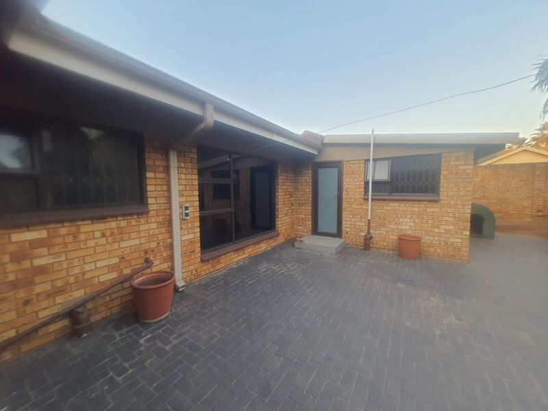 The Property That Has It All  House, Flat, Workshop Area, Business Rights. - Photo 3