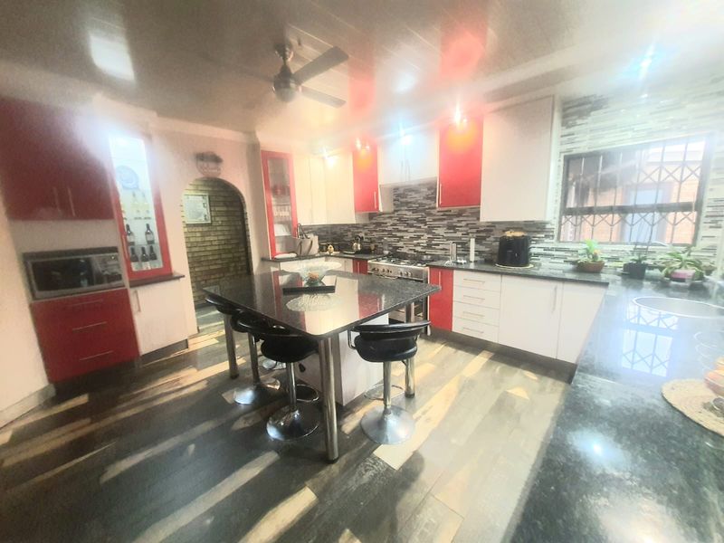 The Property That Has It All  House, Flat, Workshop Area, Business Rights. - Photo 5