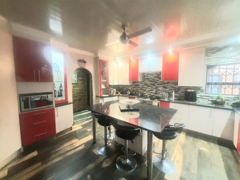 The Property That Has It All  House, Flat, Workshop Area, Business Rights. - Photo 4