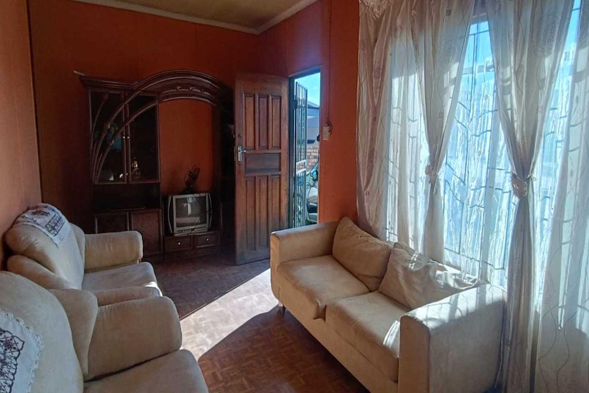 Dream Deal! Stylish 3-Bed with 3 Baths & Spacious Yard – Priced to Move - Photo 4